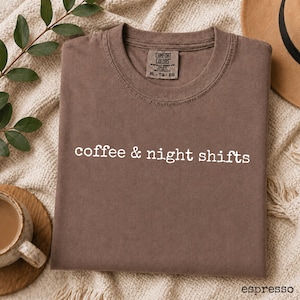 T-shirt Comfort Colors® Café et Travail de Nuit, Cadeau pour les infirmières et les amateurs de café travaillant de nuit, T-shirt humoristique pour remercier les médecins et les travailleurs de nuit.