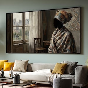 Op de afbeelding: Een rechthoekige wandkunstprint met het silhouet van een persoon met een hoofddoek en een gewaad met patroon, bij een raam met doorschijnende gordijnen, een houten stoel en een tafel, uitgevoerd in gedempte aardetinten en zachte penseelstreken.