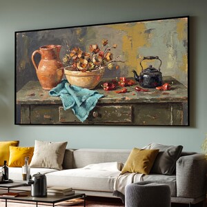 Può includere: Un dipinto a olio rettangolare su tela che raffigura una natura morta su un tavolo di legno. La composizione include una brocca in terracotta, una ciotola piena di fiori secchi, una teiera in metallo nero e peperoncini rossi su un panno blu.
