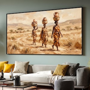 Può includere: Una stampa artistica rettangolare che raffigura tre persone che camminano attraverso un paesaggio arido e secco. Ogni persona indossa abiti drappeggiati color marrone dorato e trasporta un cesto intrecciato o un vaso in ceramica sul capo.