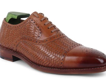 Zapatos Oxford de hombre color coñac, hechos a mano, de cuero trenzado, con puntera reforzada.