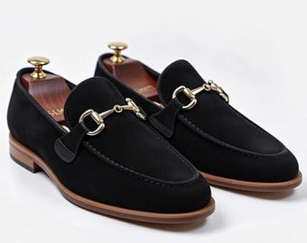 Zwarte suède loafers met paardenbit, gouden bit, klassieke instapschoenen