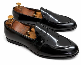 Handgjorda herrloafers i lackskinn, svart kiltie, klänningsslip-on-skor
