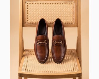 Handgemaakte bruine leren loafers voor heren - Horsebit instapschoenen, geschikt voor zowel casual als formele gelegenheden.