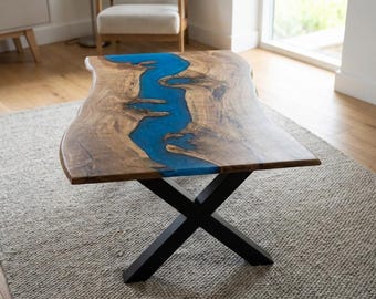 Mesa de centro de roble con borde natural y resina azul.