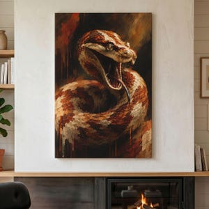 Peut inclure: Une impression d'art mural rectangulaire représentant une peinture à l'huile d'un serpent enroulé, la gueule ouverte et la langue sortie. Le serpent présente des écailles dans des tons marron, crème et orange rouille sur un fond abstrait sombre.