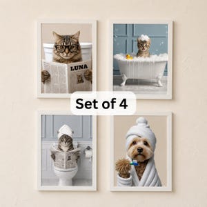 Pode incluir: Um conjunto de quatro quadros de parede com retratos humorísticos de animais. Um gato de óculos lê um jornal com o nome LUNA, um gatinho está numa banheira com espuma e um pato amarelo, um gato com uma toalha na cabeça lê na sanita e um cão usa uma toalha e segura uma escova de dentes.