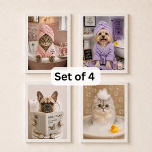 Op de afbeelding: Een set van vier ingelijste wandprints met dieren in badkamers. Eén toont een kat in een roze badjas, een andere een hond in een paarse badjas, een derde een Franse bulldog die de Daily Bark krant leest en een vierde een kat in bubbels.