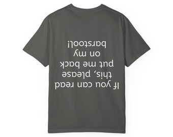 Op de afbeelding: Een antracietgrijs T-shirt met korte mouwen en witte tekst die ondersteboven is gedrukt. De tekst luidt: If you can read this, please put me back on my barstool! Het T-shirt heeft een ronde hals en een standaard pasvorm op een effen achtergrond.