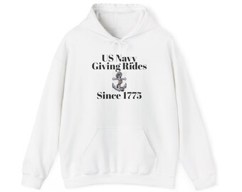 Op de afbeelding: Een wit sweatshirt met lange mouwen, een capuchon met trekkoord en een kangoeroezak aan de voorzijde. Op het midden van de borst staat de zwarte tekst US Navy Giving Rides Since 1775 met een kleine afbeelding van een grijs anker met een touw.