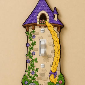 Pode incluir: Uma placa de interruptor em forma de torre de pedra com um telhado roxo. A torre apresenta uma longa trança de cabelo amarelo pendurada numa janela, trepadeiras verdes com flores roxas na lateral e um interruptor branco no centro.
