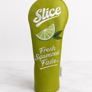 Könnte beinhalten: Ein lindgrüner Golfschlägerhaube mit weißer Stickerei, die Slice und Fresh Squeezed Fade liest. Das Design enthält eine gestickte Limettenspalte mit dunkelgrünen Blättern und ein kleines weißes Etikett mit der Aufschrift Proper Birdie.