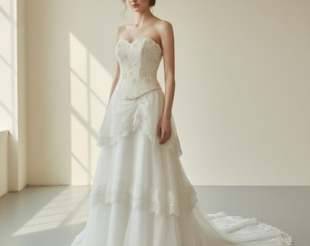 Abito da sposa Demetrios senza spalline, in pizzo, con perline e balze, in organza avorio, taglia 8.