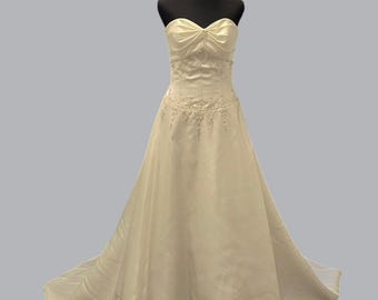 Emerald Bridal Brautkleid aus elfenbeinfarbenem Satin mit Perlenstickerei, trägerlos, Kapellenschleppe, Größe 6