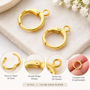 Peut inclure: Deux apprêts de boucles d'oreilles créoles dorées avec une fermeture à charnière et une petite boucle supérieure pour la fixation. L'image comprend quatre encarts circulaires montrant la boucle ouverte, la charnière, la boucle et l'échelle. Texte : 10 PCS.