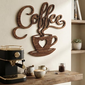Peut inclure: Une enseigne murale en bois brun foncé représentant le mot Coffee en écriture cursive au-dessus d'une silhouette de tasse à café avec une découpe en forme de cœur au centre, fixée au-dessus d'une étagère avec des accessoires.