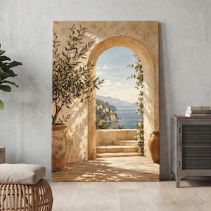 Könnte beinhalten: Ein vertikaler Wandkunstdruck, der einen steinernen Torbogen mit Blick auf eine mediterrane Küstenlandschaft zeigt. Die Szene umfasst zwei große Terrakottatöpfe, einer davon mit einem Olivenbaum, die den Torbogen flankieren, sowie Stufen zum Meer.