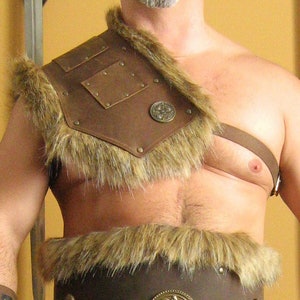 Medieval Gladiator Single Leather Shoulder Armor with Fur