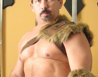 Medieval Gladiator Single Leather Shoulder Armor with Fur