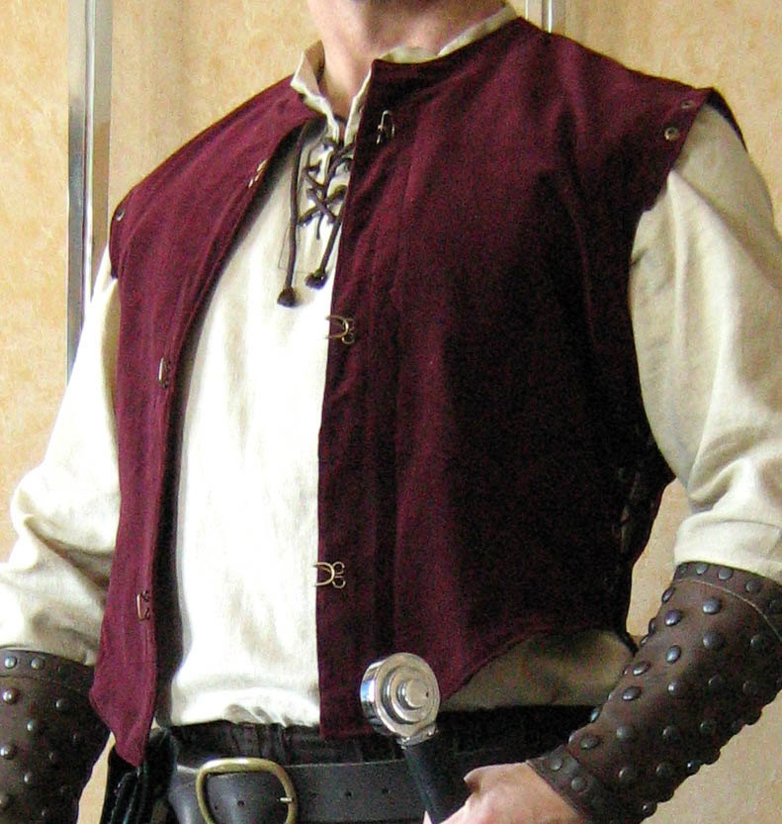 Колет веки. Дублет Ренессанс. Средневековый мужской костюм. Средневековая одежда мужская. Одежда средневековья мужская.