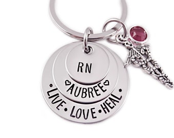 Llavero de enfermera RN personalizado - Regalo de enfermera - Graduación de enfermería - Acero inoxidable grabado - RN - Live Love Heal - En capas - Enfermera - 1235