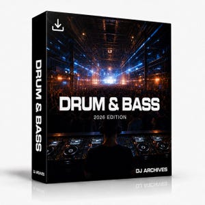 Puede incluir: Una caja de producto rectangular para una colección de música digital titulada Drum & Bass 2026 Edition. La portada presenta una fotografía oscura y de alto contraste de un DJ en una consola frente a una multitud de concierto.