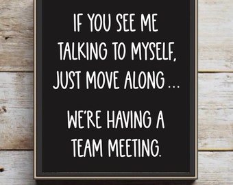 Puede incluir: Señal en blanco y negro con el texto "IF YOU SEE ME TALKING TO MYSELF, JUST MOVE ALONG... WE'RE HAVING A TEAM MEETING."