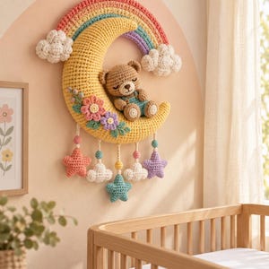 Peut inclure: Une décoration murale composée d'un croissant de lune jaune sur lequel est assis un ours en peluche marron. Un arc-en-ciel surplombe la lune, entouré de nuages blancs. La lune est ornée de fleurs roses et violettes avec des étoiles et nuages suspendus.