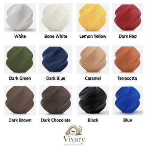 Puede incluir: Una colecci&oacute;n de doce piezas decorativas para acuarios y terrarios con forma de espiral en varios colores, incluyendo blanco, blanco hueso, amarillo lim&oacute;n, rojo oscuro, verde oscuro, azul oscuro, caramelo, terracota, marr&oacute;n oscuro, chocolate, negro y azul.