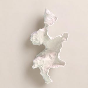 Puede incluir: Un objeto escult&oacute;rico blanco con acabado mate y forma org&aacute;nica irregular. La superficie presenta grietas profundas, crestas elevadas y bordes ondulados que crean una forma compleja y multidimensional con diversas profundidades y sombras.