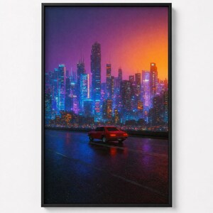 Può includere: Una stampa artistica da parete verticale incorniciata che raffigura un'auto rossa che guida su una strada asfaltata bagnata di notte. Lo sfondo presenta un denso skyline cittadino illuminato da vivaci luci al neon blu e viola.