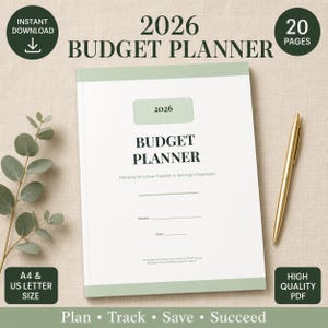 Peut inclure: Un planificateur budgétaire 2026 avec une couverture blanche, des accents vert sauge et du texte noir indiquant 2026 BUDGET PLANNER, Monthly Finance Tracker & Savings Organizer, Name et Year. Un stylo doré est à droite et un brin d'eucalyptus à gauche.