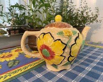 vintage English sun flower tea pot,rare sweet cottage tea pot, vintage cottage kitchen ware,English cottage core