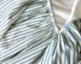 Volant copriletto vintage, gonna da letto Country Curtains Red Lion Inn a righe azzurre e bianche, volant copriletto singolo vintage in cotone.