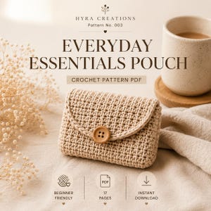 Puede incluir: Un estuche de ganchillo beige con un cierre de botón de madera. El texto dice HYRA CREATIONS Pattern No. 003 EVERYDAY ESSENTIALS POUCH CROCHET PATTERN PDF. Los iconos indican apto para principiantes, 17 páginas y descarga instantánea.