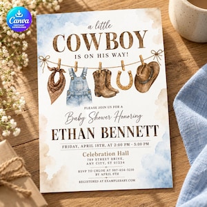 Puede incluir: Una tarjeta de invitación para baby shower con ilustraciones en acuarela de un pañuelo, peto vaquero, botas de vaquero, una herradura y un sombrero en un tendedero. El texto dice A little COWBOY IS ON HIS WAY! ETHAN BENNETT.