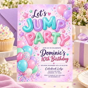 Puede incluir: Una tarjeta de invitación de cumpleaños rectangular con un fondo pastel morado y rosa y texto estilo globo que dice Let's JUMP PARTY. El texto debajo dice JOIN US TO CELEBRATE Dominic's 10th Birthday, SATURDAY, NOVEMBER 14TH, AT 04:30 PM, Cedarbrook Lodge, 624 WILLOW LANE, LARKMERE, TX 75024, RSVP TO EVAN AT 214-555-0148 BY NOVEMBER 1ST.