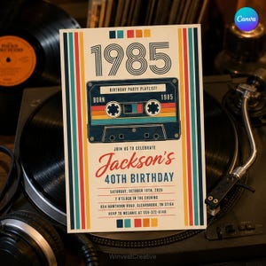 以下が含まれることがあります： レトロなカセットテープのグラフィック、1985年という年号、青・赤・黄の縦縞模様が描かれた長方形の誕生日パーティー招待状。テキストには「Jackson's 40th Birthday」、2026年10月10日土曜日、午後7時、住所が記載されています。