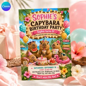 Op de afbeelding: Een verjaardagsuitnodiging met vijf capibara's in een tropische omgeving. De tekst luidt: Sophie's Capybara Birthday Party, Sophie turns 5!, Saturday, September 19, 2:00-5:00 PM, 654 Meadow Lane, Brightwood, CA 90210, RSVP Lily: 555-284-7316.