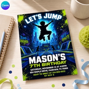 Pode incluir: Um cartão de convite de aniversário retangular com a silhueta de uma pessoa saltando em um parque de trampolins com luzes neon. O texto diz LET'S JUMP, MASON'S 7TH BIRTHDAY, SATURDAY, NOVEMBER 14 AT 4:00PM, 654 MAPLE DRIVE, FAIRVIEW, TX 75069, RSVP TO EMILY AT 214-555-6832 BY NOV 5.