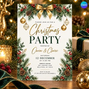 Könnte beinhalten: Eine Weihnachtsparty-Einladungskarte mit einer goldenen Schleife, Tannenzweigen, Tannenzapfen und roten Beeren. Der Text lautet: Please join us for a Christmas party hosted by Owen & Claire, Saturday 12 December at 5:00 PM, 482 Juniper Lane, Bellford.