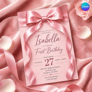 Könnte beinhalten: Eine rechteckige rosa Einladungskarte mit einer großen Satinschleife oben. Der Text lautet: Please join us to celebrate Isabella is turning First Birthday, Saturday September 27, 2:00pm - 4:00pm, The Pink Rose Boutique, 321 Cedar Road, Westmere, CO 31857, RSVP to Melissa (719) 555-8426.