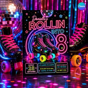 Może przedstawiać: Zaproszenie na imprezę na wrotkach z czarnym tłem oraz neonowym różowo-niebieskim napisem Danielle's ROLLIN INTO 8. Projekt zawiera ilustracje czarnych wrotek z jaskraworóżowymi sznurowadłami i neonowymi kółkami.