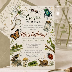Peut inclure: Une carte d'invitation d'anniversaire rectangulaire avec des illustrations à l'aquarelle d'insectes dont une libellule, un papillon, une fourmi, un scarabée, une sauterelle, une guêpe, une mante, une coccinelle et un escargot, avec le texte Creepin It Real.