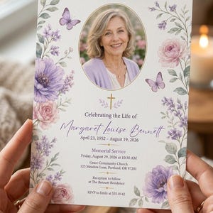 Peut inclure: Une carte d'invitation pour un service commémoratif avec une photo ovale centrale d'une femme, entourée d'illustrations à l'aquarelle de fleurs violettes et roses et de papillons. Le texte indique Celebrating the Life of Margaret Louise Bennett.