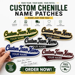 Pode incluir: Patches de nome personalizados em chenille em várias cores, incluindo verde, azul marinho, preto e bordô. Cada patch apresenta uma fonte cursiva para Custom Team Name e uma fonte de bloco para YOUR NAME, com uma borda branca ao redor.