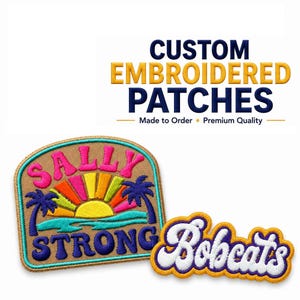 Puede incluir: Dos parches bordados. Uno es un rectángulo beige arqueado con un amanecer, palmeras y el texto SALLY STRONG en rosa y azul. El otro es un parche de texto cursivo blanco que dice Bobcats con un borde amarillo. El texto dice CUSTOM EMBROIDERED PATCHES.