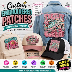 Könnte beinhalten: Individuelle gestickte Aufnäher mit verschiedenen Motiven, darunter eine Meeresschildkröte mit dem Text Turtley Over It, eine Blume mit Good Vibes und eine Wild Heart Grafik. Die Aufnäher sind auf einer Jeansjacke, einem beigen Rucksack und einer schwarz-weißen Trucker-Cap angebracht.