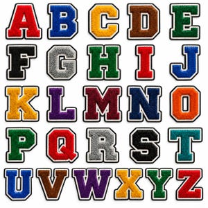 Puede incluir: Una colección de veintiséis parches individuales con letras de la A a la Z en estilo universitario. Cada letra presenta una superficie de felpilla texturizada y difusa en varios colores, incluyendo rojo, azul, amarillo, marrón, verde, negro, gris, morado y naranja.