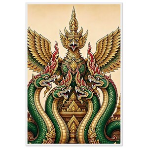 Peut inclure: Une illustration verticale représentant un Garuda doré central aux ailes déployées, positionné au-dessus de trois serpents Naga verts et écailleux dotés de crêtes rouges et dorées. L'ensemble présente des détails dorés sur fond beige clair.